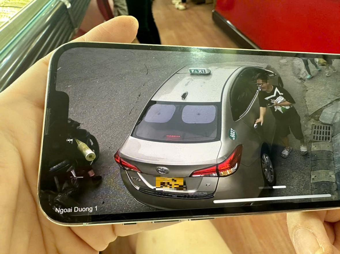 Hình ảnh camera ghi lại một học sinh rời khỏi nhà và làm theo hướng dẫn của các đối tượng lừa đảo. (Ảnh: Bộ Công an)