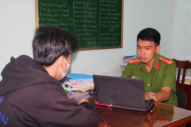 Nạn nhân trình bày sự việc với cán bộ điều tra tại cơ quan Công an. (Ảnh: Bộ Công an)