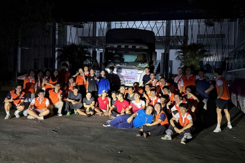 Cán bộ công nhân viên trung tâm, đại diện ban chủ nhiệm câu lạc bộ thanh niên công nhân ngày đêm xếp hàng hóa.