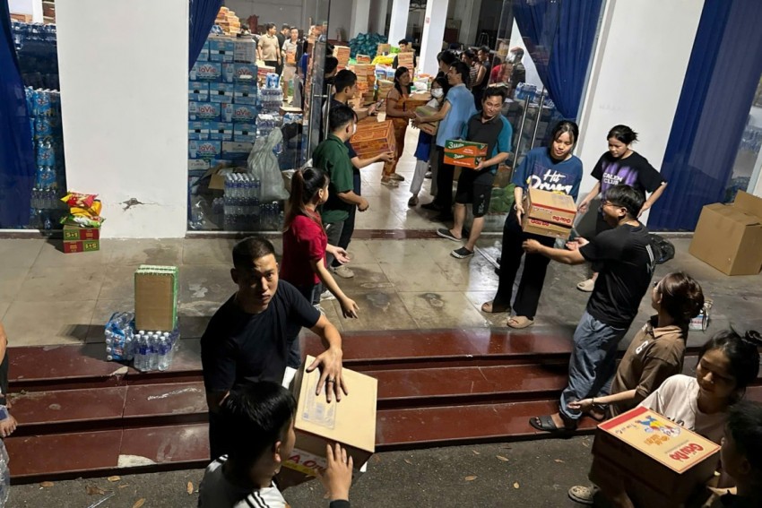 Cán bộ công nhân viên trung tâm, đại diện ban chủ nhiệm câu lạc bộ thanh niên công nhân ngày đêm xếp hàng hóa.