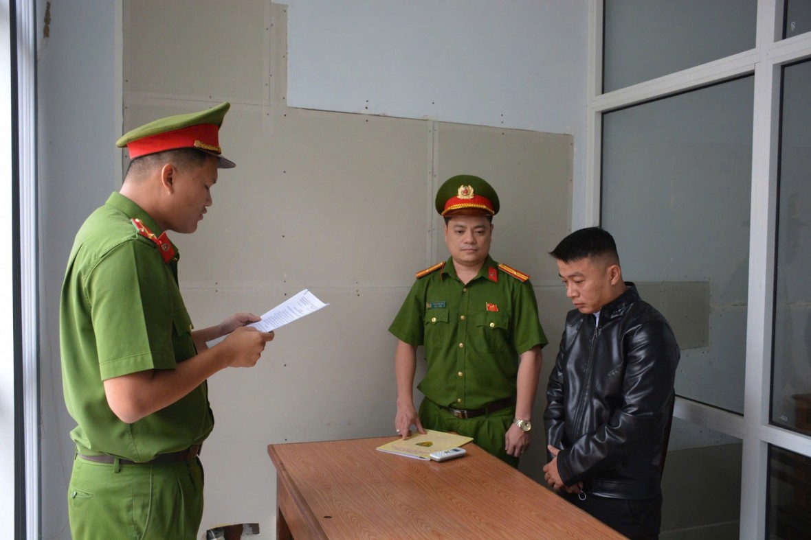 Tống đạt quyết định khởi tố bị can và lệnh bắt bị can để tạm giam đối với Trần Hồng Huy - Ảnh Công an Đà Nẵng