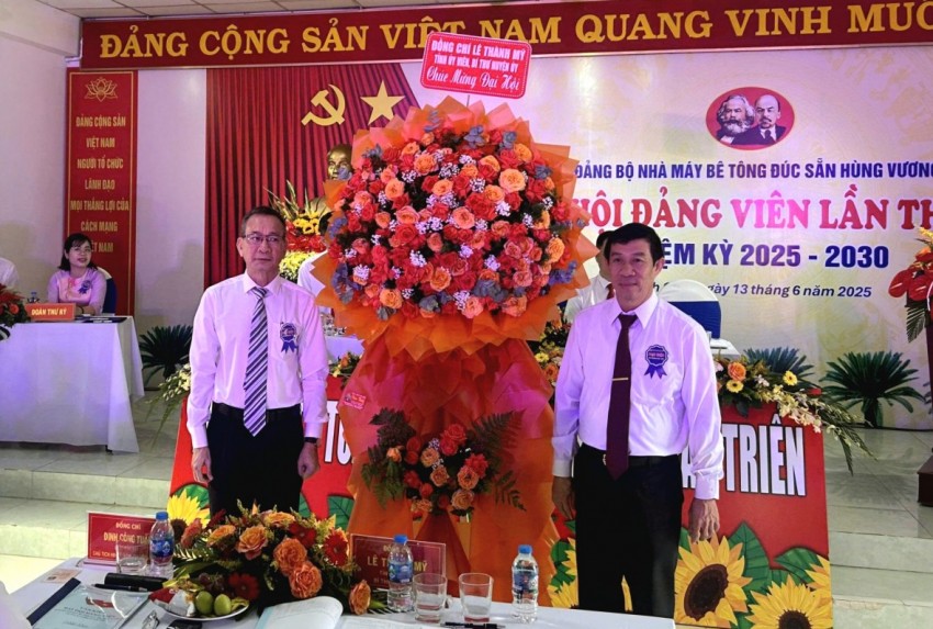 Ông Đào Văn Hạc, Tổng Giám đốc công ty - Bí thư Đảng ủy, Đảng bộ Nhà máy Bê tông đúc sẵn Hùng Vương, thuộc Tổng Công ty TNHH Xây dựng công trình Hùng Vương.