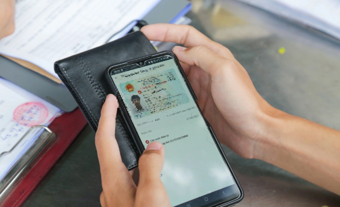 CSGT kiểm tra thông tin cá nhân, GPLX của người dân trên môi trường điện tử