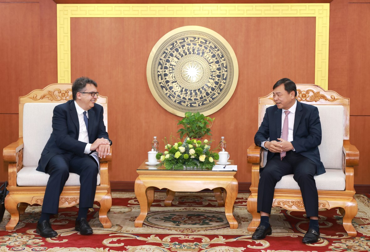 Ông Nguyễn Hoàng Hiệp (Thứ trưởng Bộ NN&MT, bên phải) tiếp đón và trao đổi với ông Remy Ejel (Tổng Giám đốc Nestlé Zone AOA) Ông Nguyễn Hoàng Hiệp (Thứ trưởng Bộ NN&MT, bên phải) tiếp đón và trao đổi với ông Remy Ejel (Tổng Giám đốc Nestlé Zone AOA)