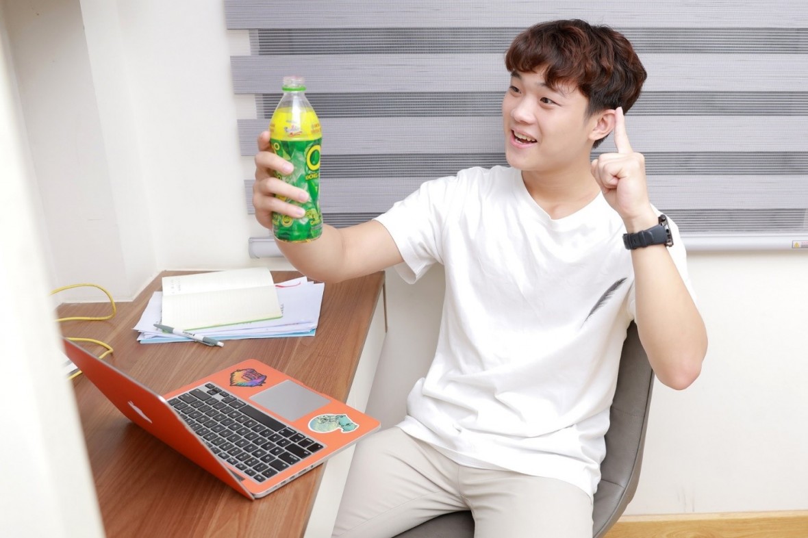 Một ngụm Trà Xanh Không Độ giữa lúc căng thẳng sẽ đẩy stress tan biến, tinh thần sảng khoái và cảm hứng sáng tạo tràn về.