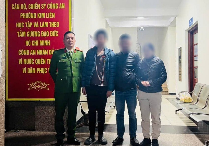 Công an phường bàn giao nạn nhân cho gia đình.