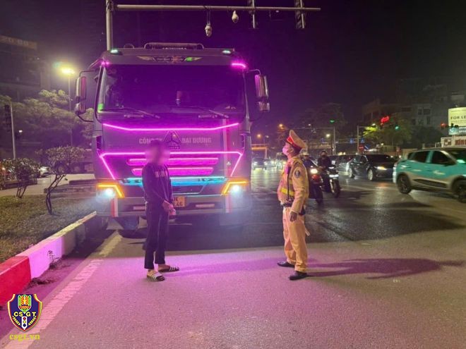 CSGT Hà Nội kiểm tra phương tiện hoạt động vận tải trong đêm. (Ảnh: Cục Cảnh sát giao thông)