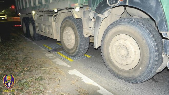 CSGT Hà Nội xuyên đêm kiểm tra, xử lý xe quá khổ, quá tải