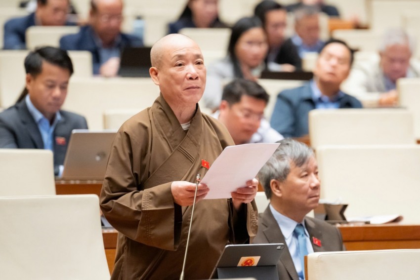 Đại biểu, Hòa thượng Thích Bảo Nghiêm, đoàn ĐBQH thành phố Hà Nội phát biểu