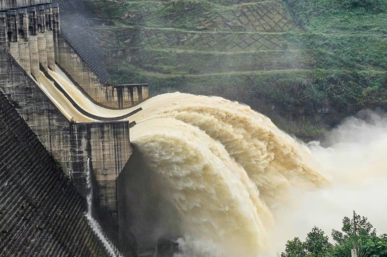 Đập thủy điện Sông Tranh 2 vận hành hạ dần mực nước hồ chứa vào trưa 15/11.