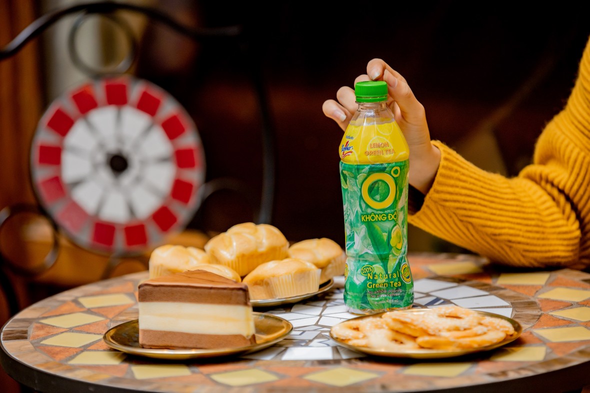 Nhiều người trẻ dành vài phút thư giãn với Trà Xanh Không Độ giữa nhịp sống hối hả để tinh thần sảng khoái và cân bằng hơn.