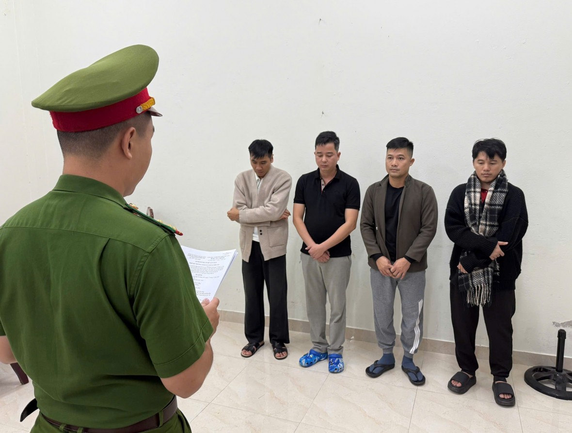 Cơ quan CSĐT Công an TP Đà Nẵng tống đạt các quyết định với 4 đối tượng 