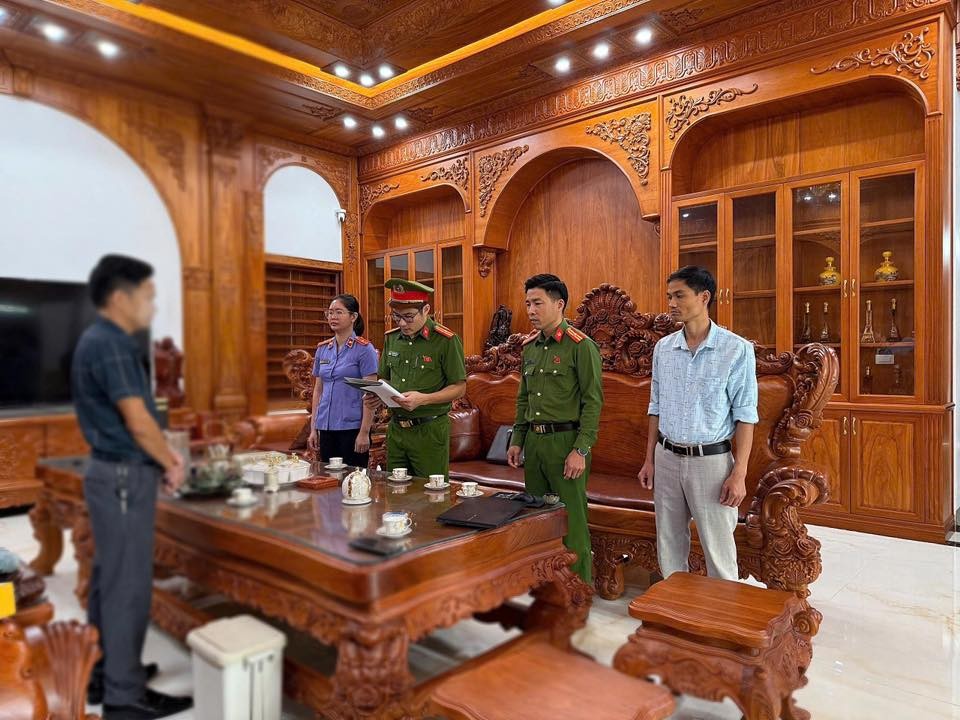 Bị khởi tố “Trốn thuế” vì doanh thu hơn 50 tỷ nhưng chỉ kê khai thu 308 triệu đồng Bị khởi tố “Trốn thuế” vì doanh thu hơn 50 tỷ nhưng chỉ kê khai thu 308 triệu đồng