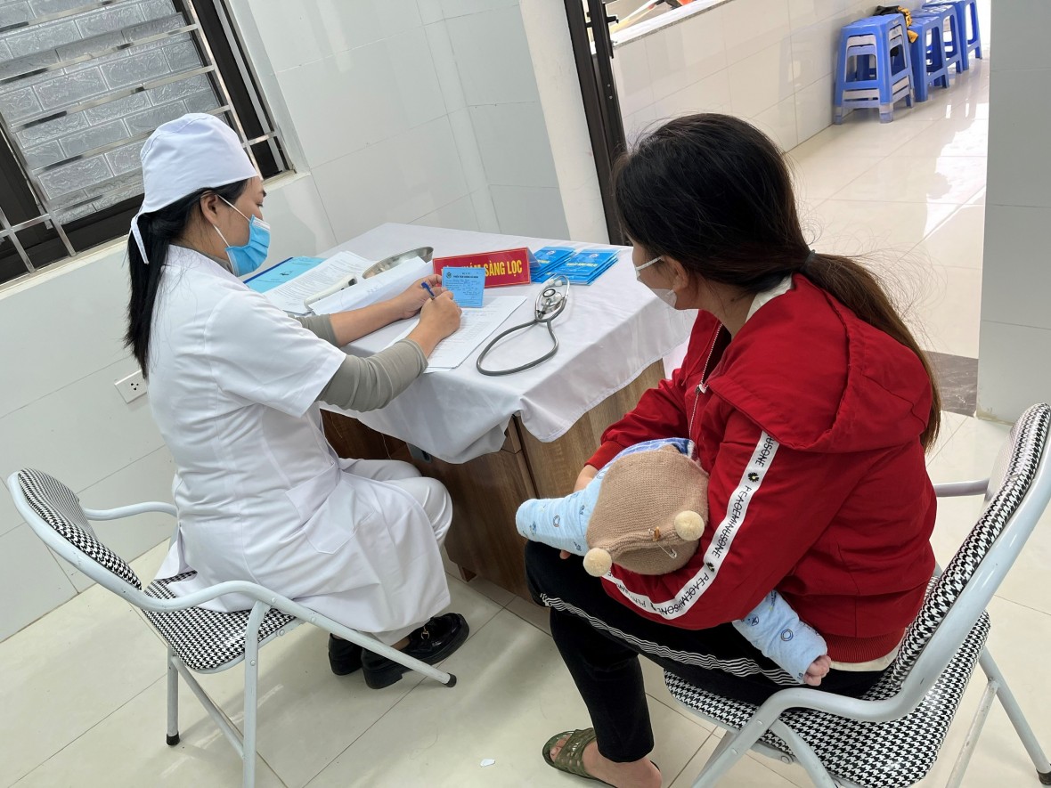 Chủ động đưa trẻ thăm khám, tiêm phòng