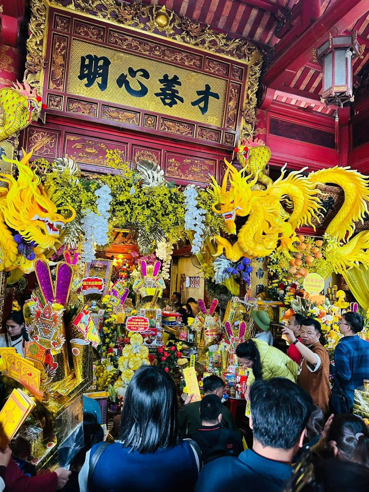 Du khách thập phương về dự lễ.