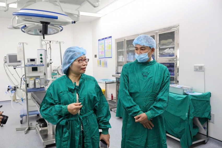 Hội đồng thẩm định chuyên môn của Bộ Y tế trao đổi với bác sĩ của Bệnh viện đa khoa Đồng Nai về triển khai kỹ thuật ghép thận.