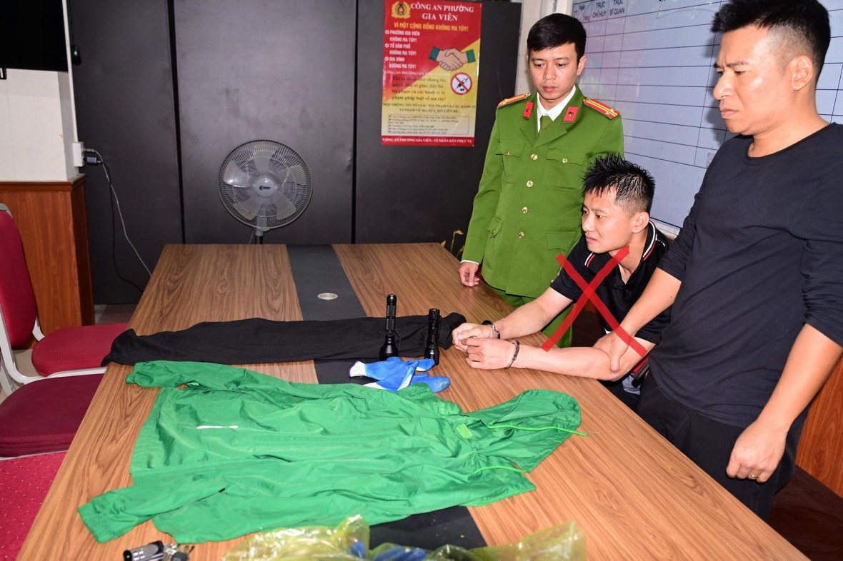 Nghi phạm người Trung Quốc gây loạt vụ đập kính ô tô tại Hải Phòng sa lưới sau 24h gây án