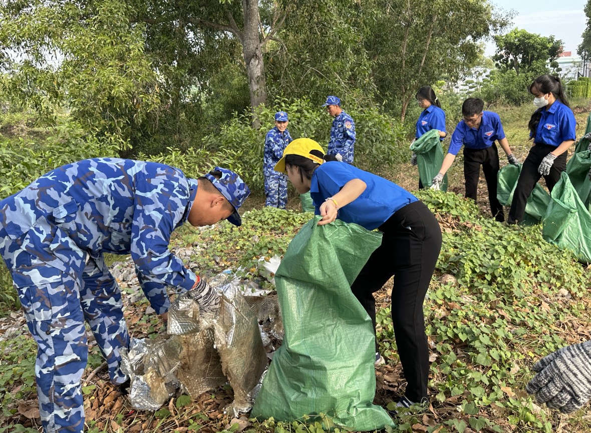 Bộ Tư lệnh Vùng Cảnh sát biển 3 tham gia làm sạch môi trường tại phường Phước Thắng