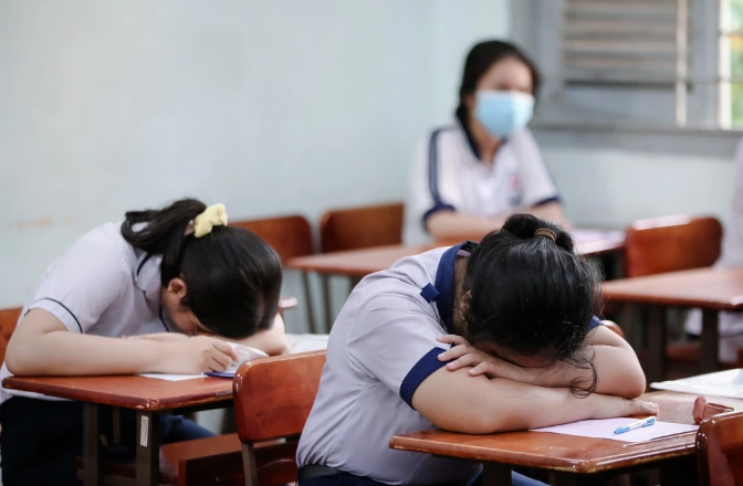 Học sinh bị áp lực học hành. 