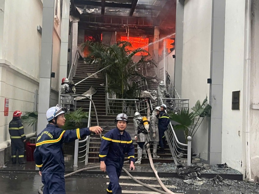 Lực lượng Cảnh sát PCCC&CNCH triển khai phương tiện dập tắt đám cháy..