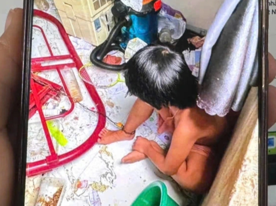 Hình ảnh bé gái bị xích chân trong phòng lan truyền trên MXH. 