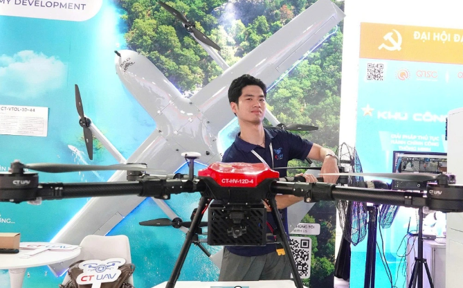 Mẫu drone được trưng bày tại triển lãm chào mừng Đại hội đại biểu Đảng bộ TPHCM lần thứ I