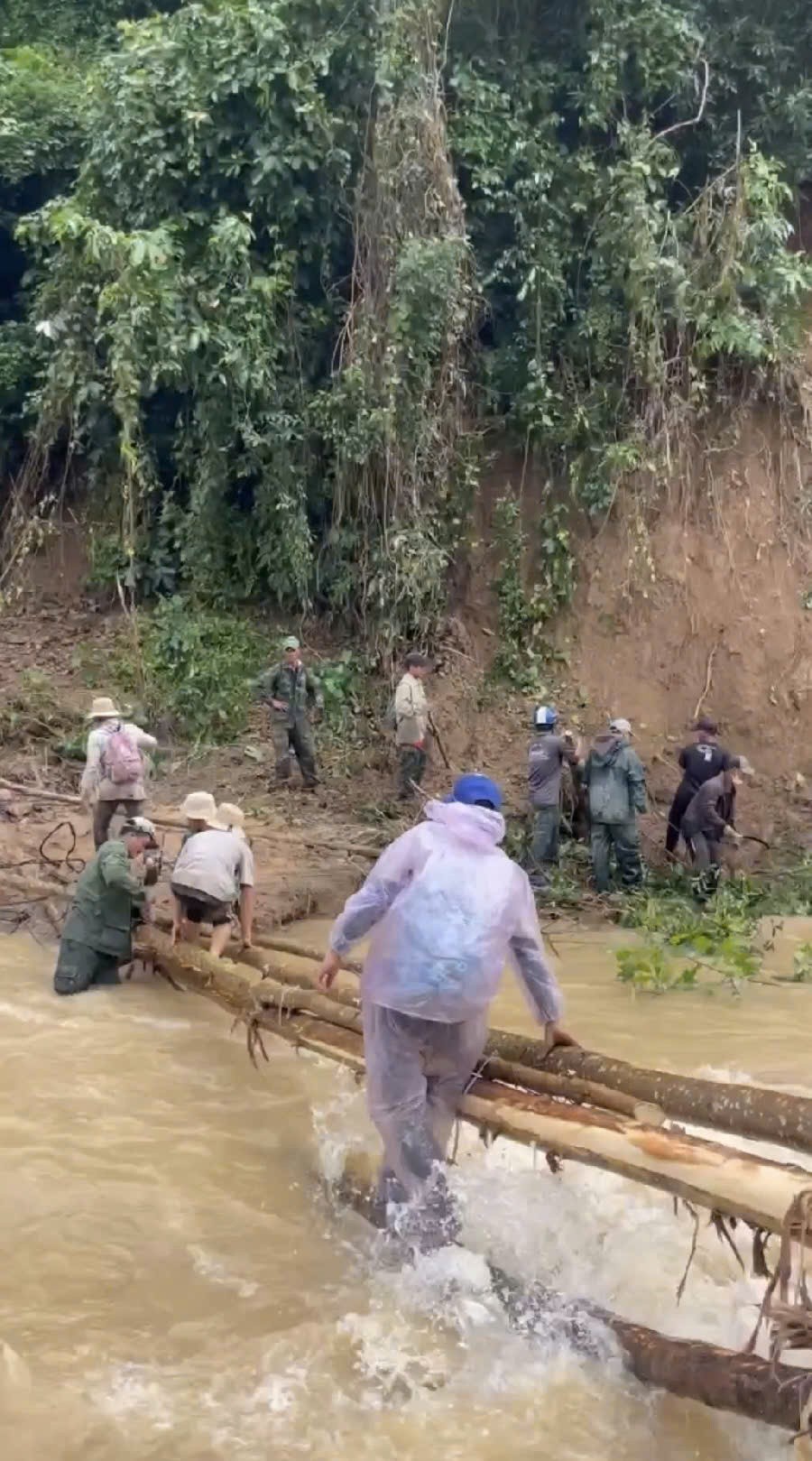 Người dân Đắk Lắk dựng cầu tạm giữa chia cắt để nhận hàng cứu trợ
