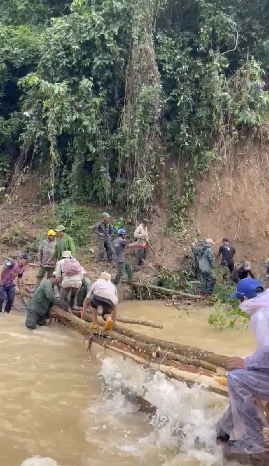 Người dân Đắk Lắk dựng cầu tạm giữa chia cắt để nhận hàng cứu trợ