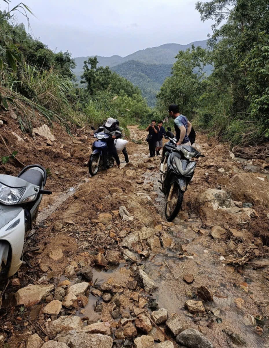 Người dân Đắk Lắk dựng cầu tạm giữa chia cắt để nhận hàng cứu trợ