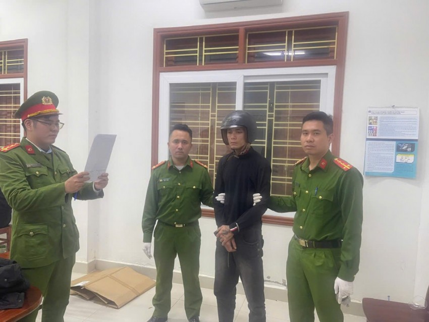 Công an xã Tiền Hải tống đạt Quyết định khởi tố vụ án, khởi tố bị can đối với Nguyễn Long Thành.