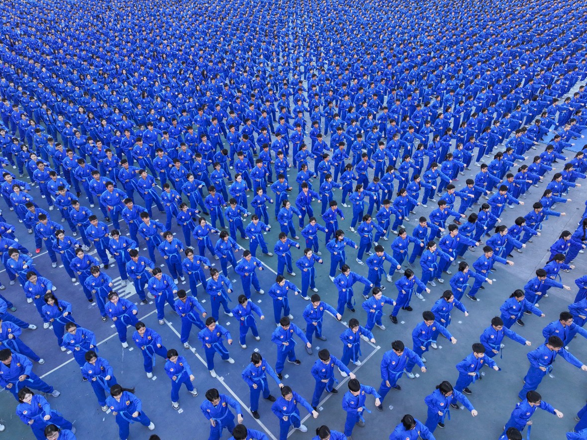 Màn đồng diễn nhìn từ trên cao.