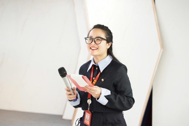 Ngọc Ánh trong vai trò MC tại một sự kiện nội bộ của ROX Group.