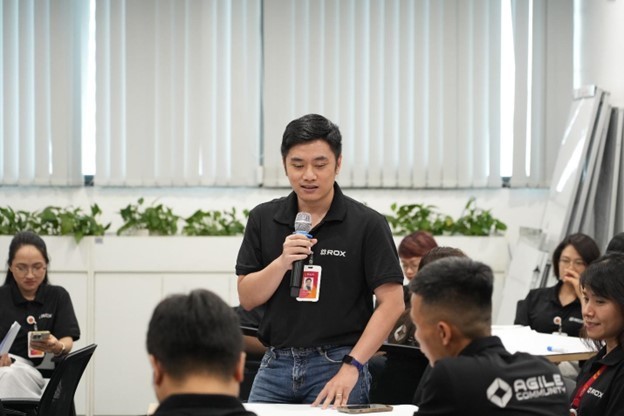 Hoàng Nam chia sẻ ý kiến trong sự kiện Agile Community của Tập đoàn