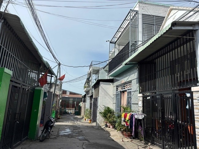 Dãy nhà xây trái phép trên đất người khác.