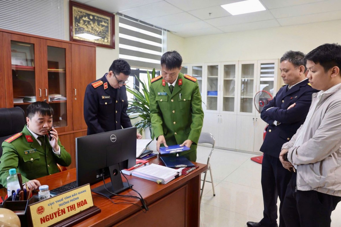 Khởi tố 02 cán bộ thuộc Cơ quan Thuế về tội “Nhận hối lộ”