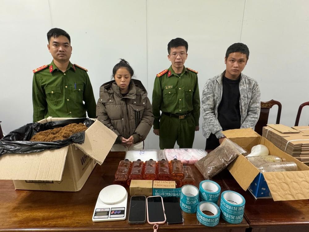 Hai đối tượng cùng tang vật - Ảnh Công an Hà Tĩnh.