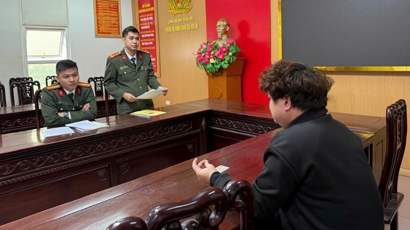 Công bố quyết định xử phạt vi phạm hành chính đối với P.V.H. - Ảnh Công an Nghệ An.