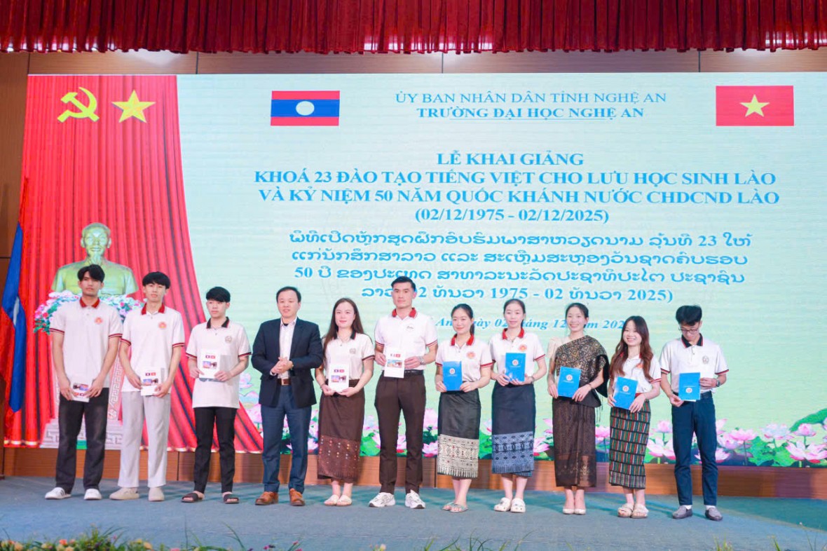 Hội Hữu nghị Việt Nam - Lào tại Nghệ An trao quà cho 10 lưu học sinh và sinh viên Lào.