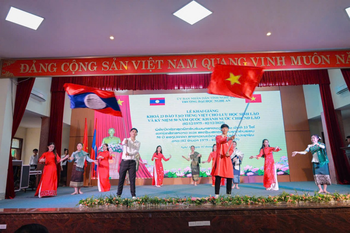 Chương trình văn nghệ chào mừng Quốc khánh nước Cộng hòa dân chủ nhân dân Lào.