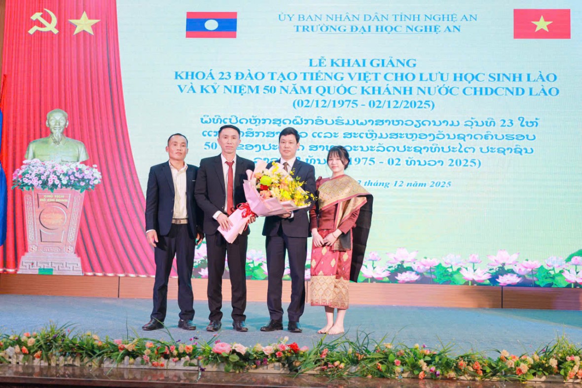 Thắm tình đoàn kết Việt Nam - Lào.