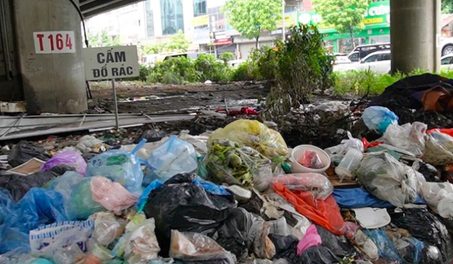 Bãi rác khổng lồ dưới chân Vành đai 3. Ảnh: Hạnh Thơm