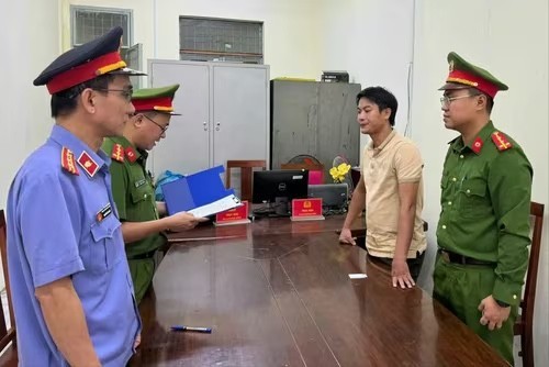 Giám đốc công ty khai thác cát trái phép bị bắt giam, khởi tố