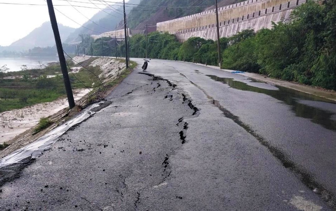 Đường ĐT601 ở Đà Nẵng đứt gãy, sạt lở vì mưa lũ.