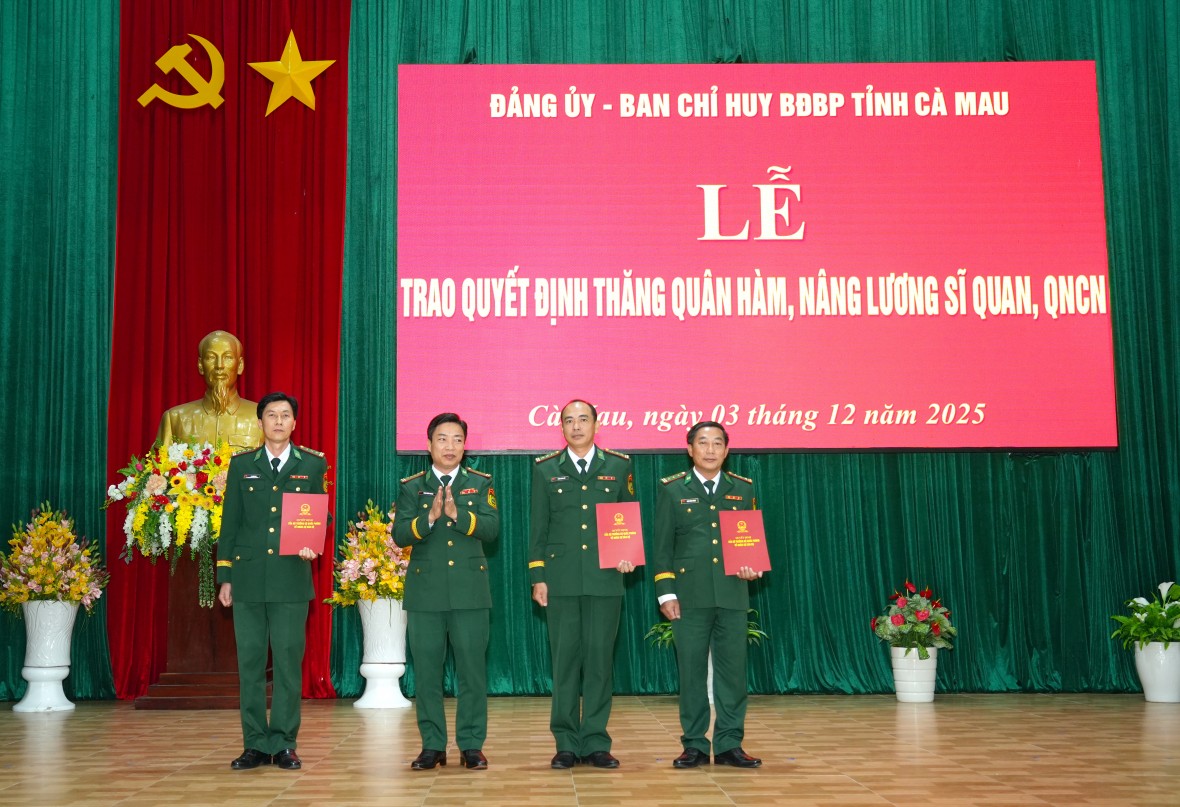 BĐBP Cà Mau trao Quyết định thăng quân hàm, nâng lương cho hơn 30 sĩ quan