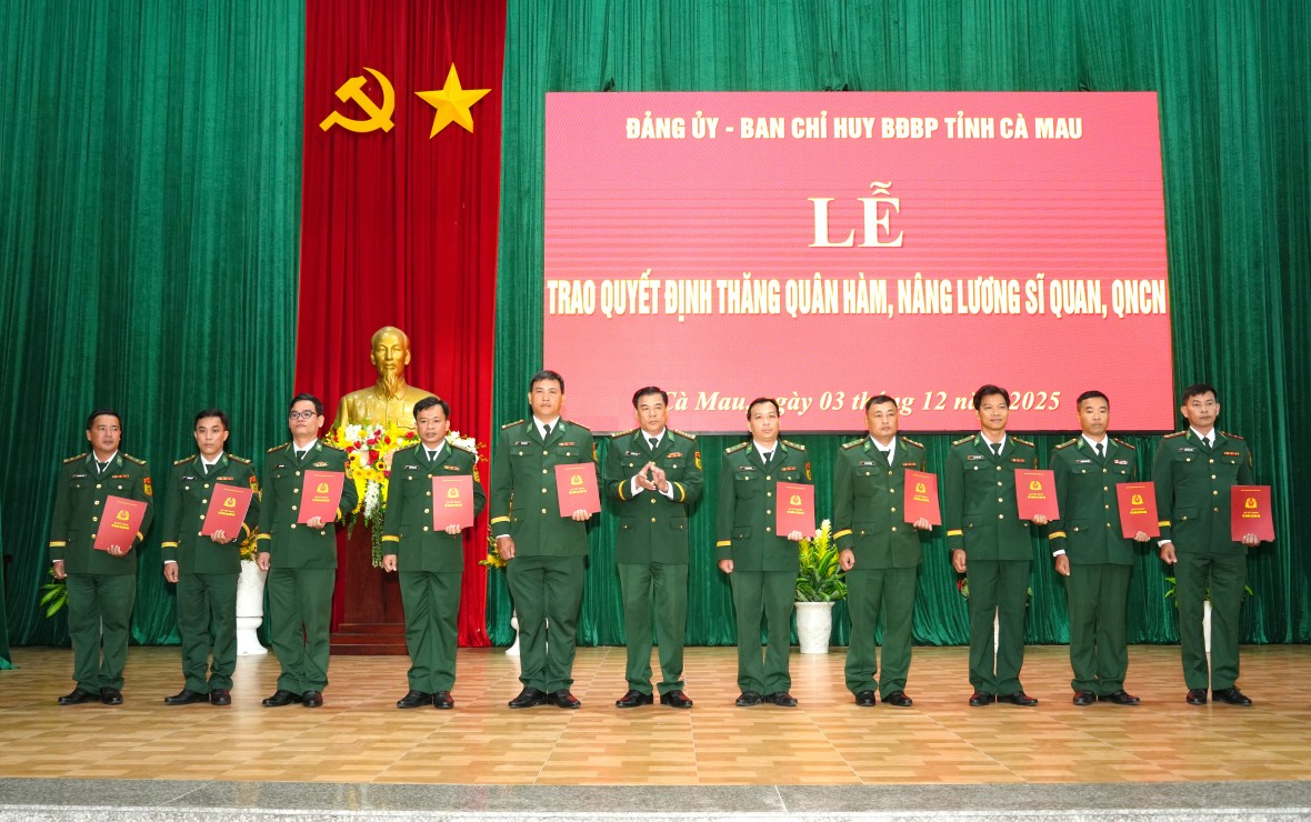 BĐBP Cà Mau trao Quyết định thăng quân hàm, nâng lương cho hơn 30 sĩ quan