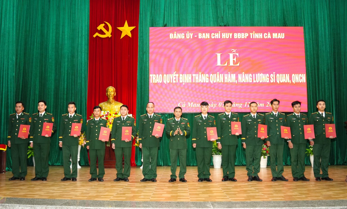 BĐBP Cà Mau trao Quyết định thăng quân hàm, nâng lương cho hơn 30 sĩ quan