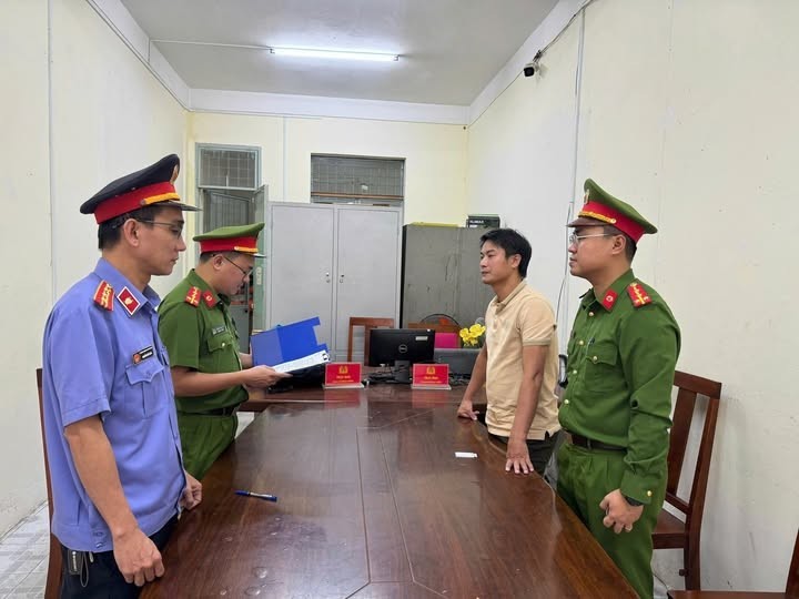 Cơ quan CSĐT thực hiện Lệnh bắt bị can để tạm giam đối với Văn Đức Quý.