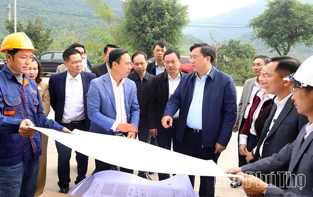 Chủ tịch UBND tỉnh Trần Duy Đông kiểm tra, tháo gỡ khó khăn Dự án chế biến rau quả thực phẩm, sản xuất bao bì, kho vận và kinh doanh cấu kiện thép tại xã Lạc Thuỷ. Chủ tịch UBND tỉnh Trần Duy Đông kiểm tra, tháo gỡ khó khăn Dự án chế biến rau quả thực phẩm, sản xuất bao bì, kho vận và kinh doanh cấu kiện thép tại xã Lạc Thuỷ.