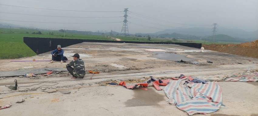 Hình ảnh Công nhân làm việc trên công trường. Hình ảnh Công nhân làm việc trên công trường.