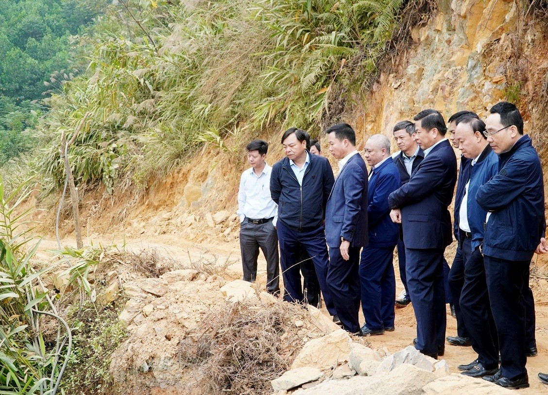 Thứ trưởng Bộ Nông nghiệp và Môi trường kiểm tra tiến độ dự án hệ thống kênh mương ở Phú Thọ Thứ trưởng Bộ Nông nghiệp và Môi trường kiểm tra tiến độ dự án hệ thống kênh mương ở Phú Thọ